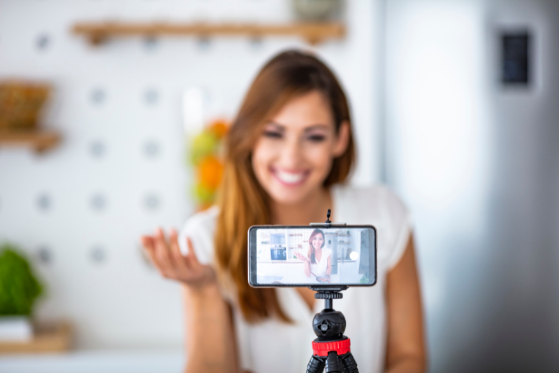Profissional gravando um vídeo sobre os benefícios dos trabalhos online
